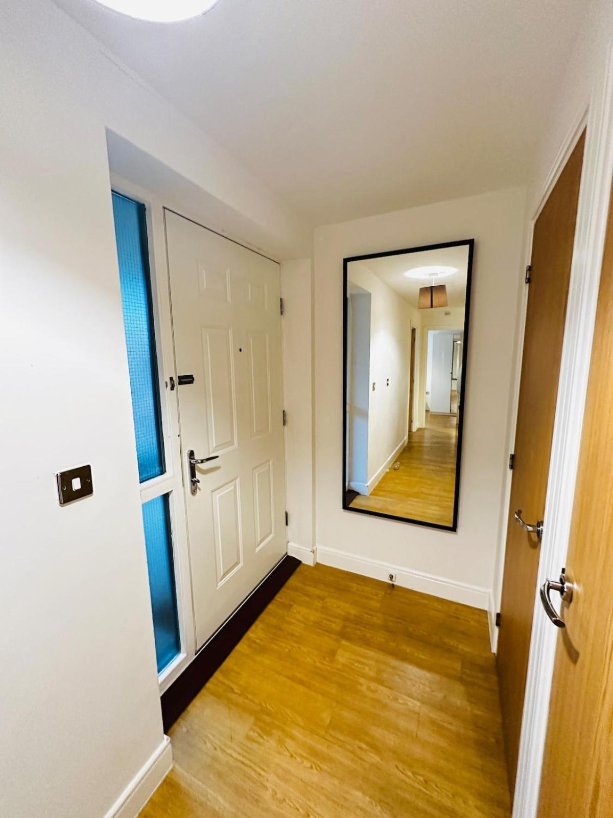 Appartement Modern 2 Bed Flat With Balcony, Easy Access Londres