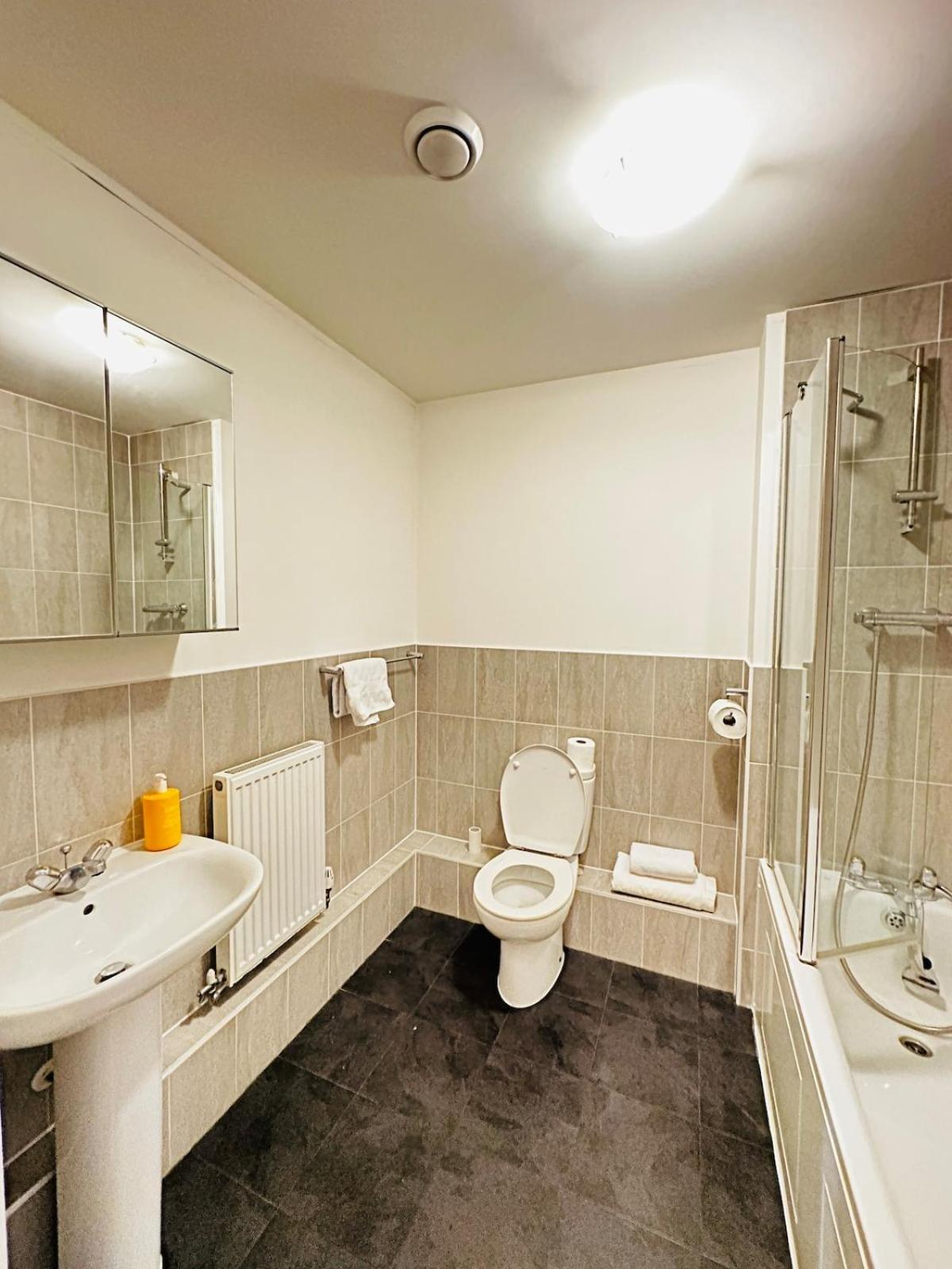 Modern 2 Bed Flat With Balcony, Easy Access * Londres