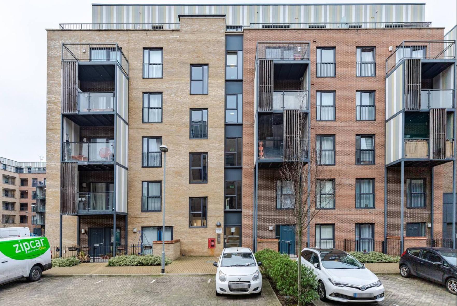 Modern 2 Bed Flat With Balcony, Easy Access Appartement *