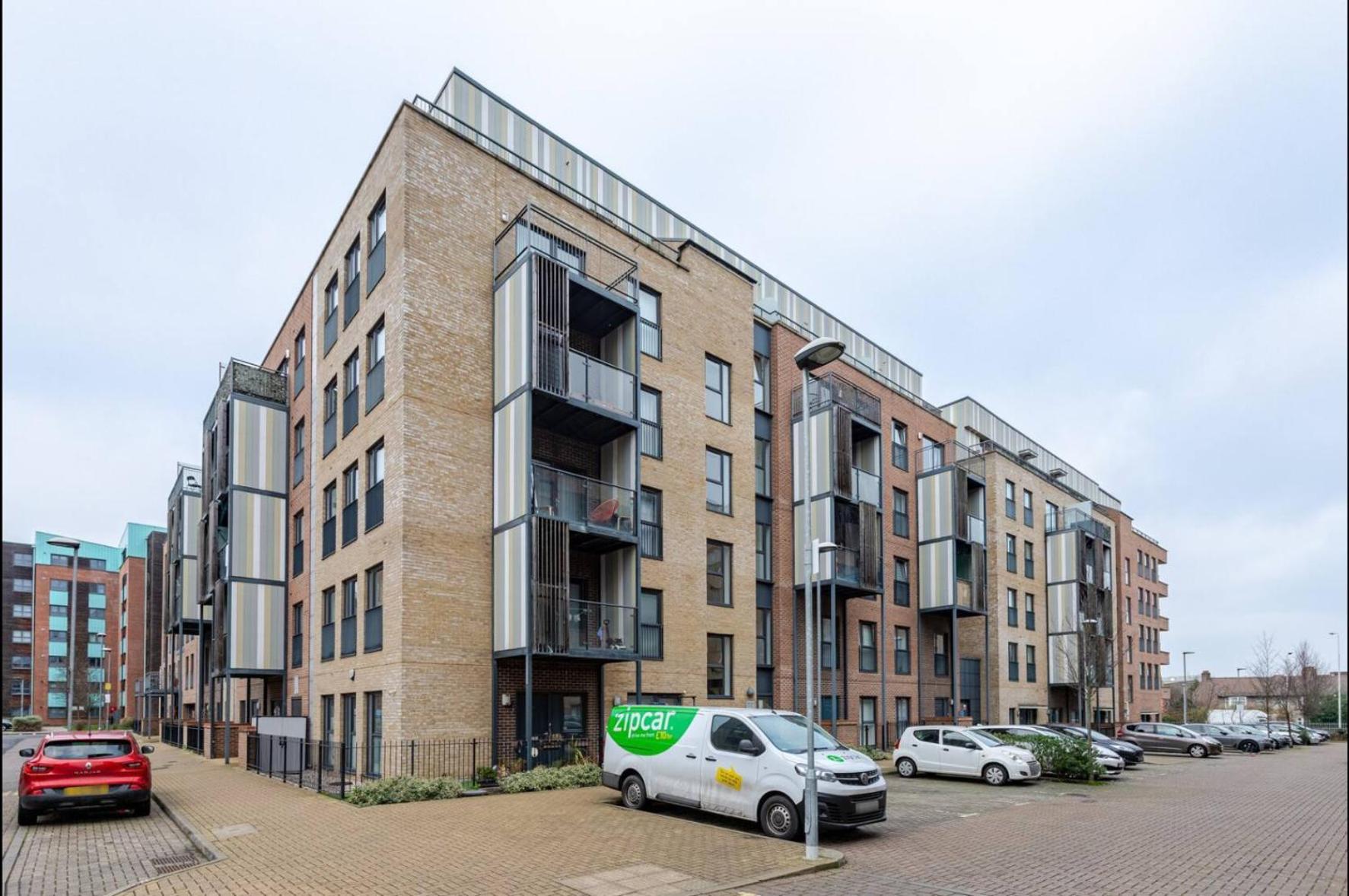 Modern 2 Bed Flat With Balcony, Easy Access Londres