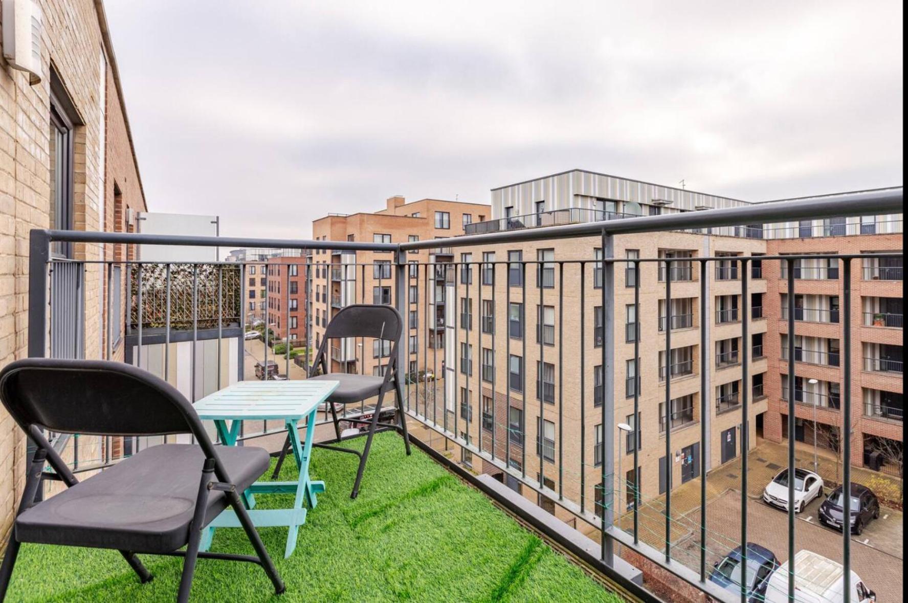 Modern 2 Bed Flat With Balcony, Easy Access Appartement