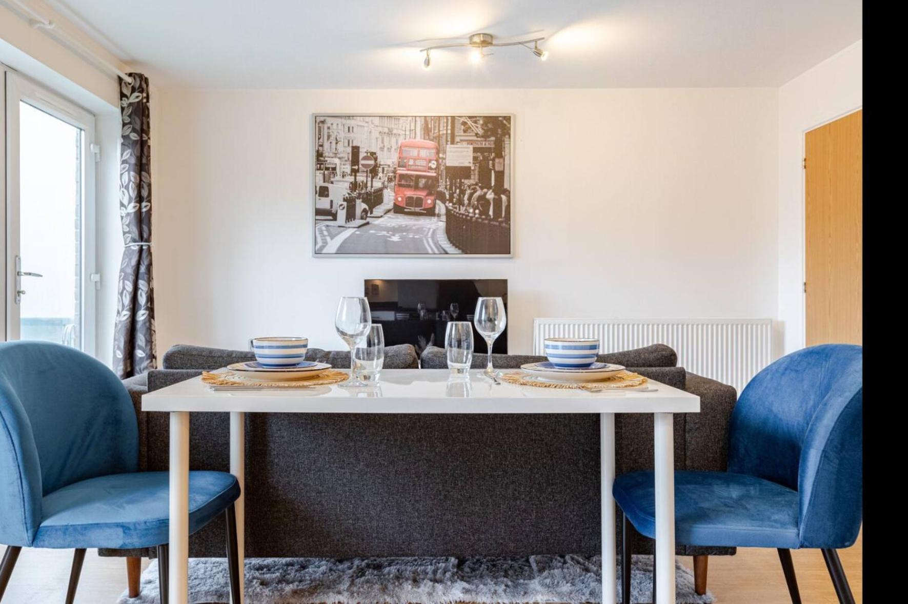 Modern 2 Bed Flat With Balcony, Easy Access Appartement
