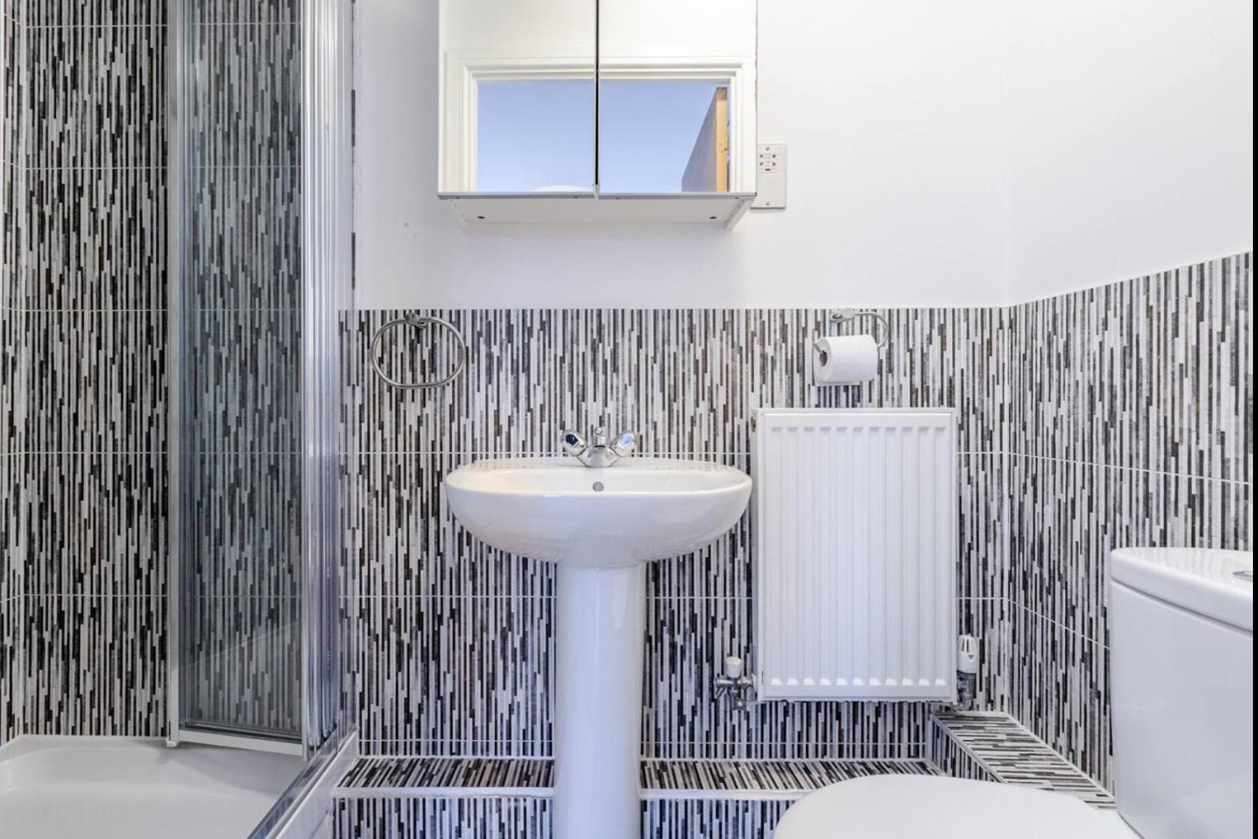 Modern 2 Bed Flat With Balcony, Easy Access Londres