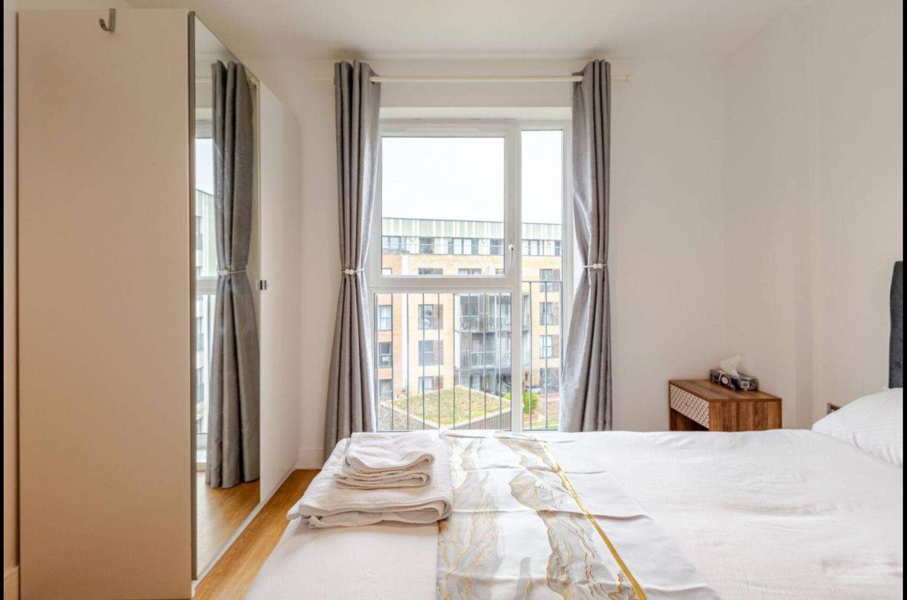 Appartement Modern 2 Bed Flat With Balcony, Easy Access *