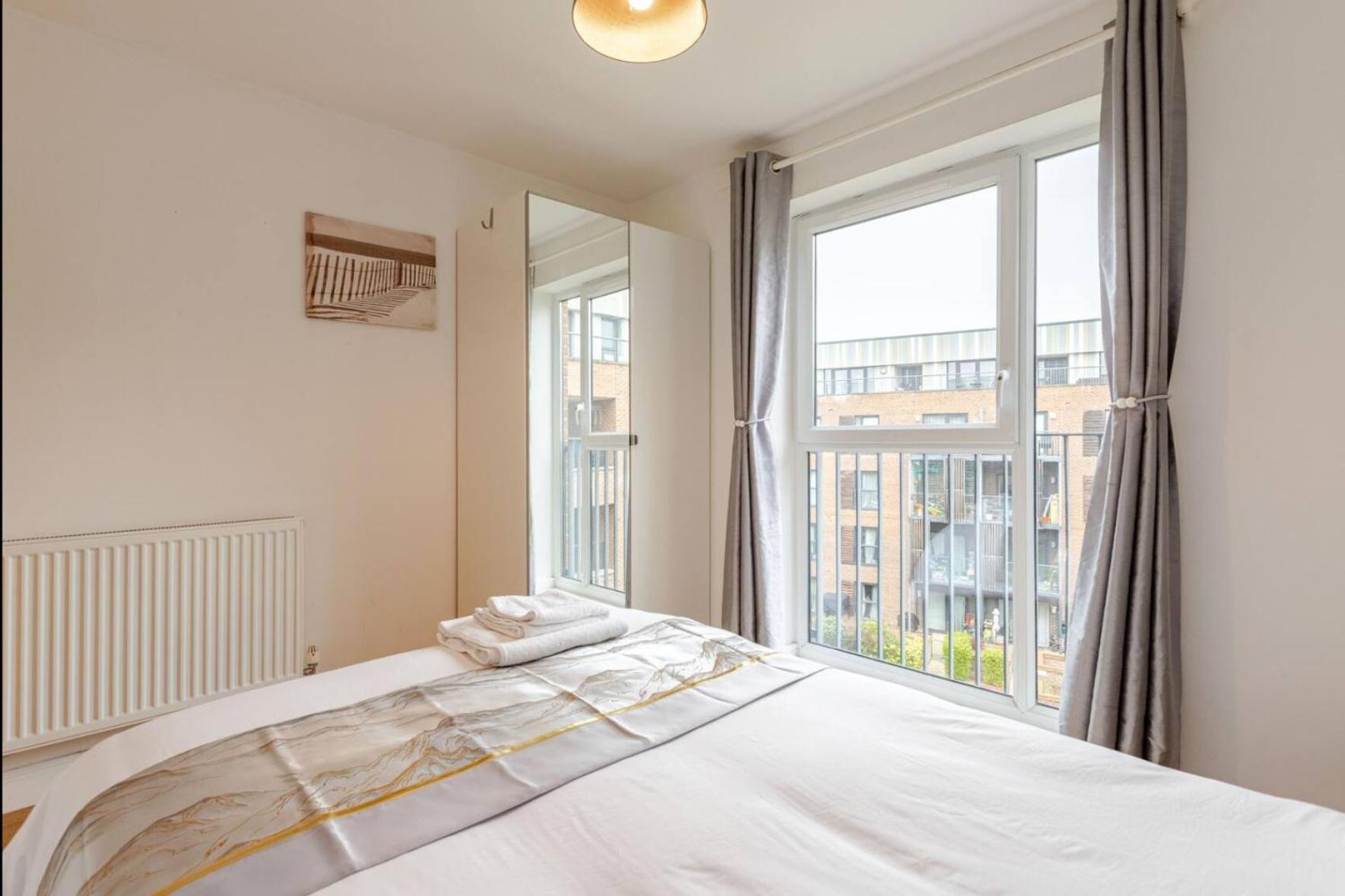 Appartement Modern 2 Bed Flat With Balcony, Easy Access