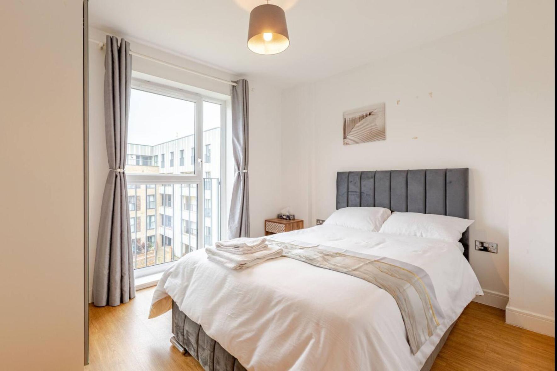 Modern 2 Bed Flat With Balcony, Easy Access Appartement Londres
