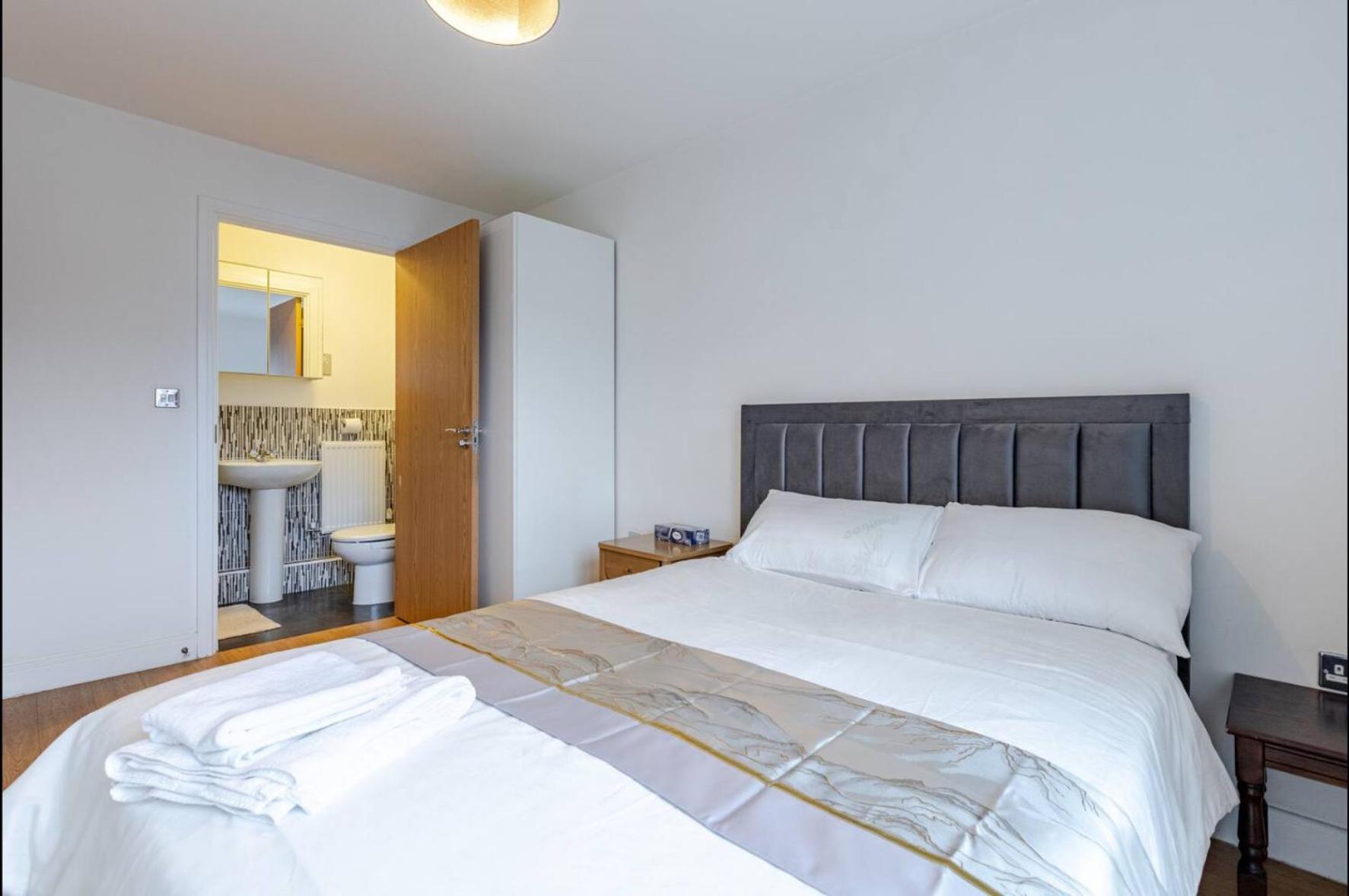 Modern 2 Bed Flat With Balcony, Easy Access Appartement Londres