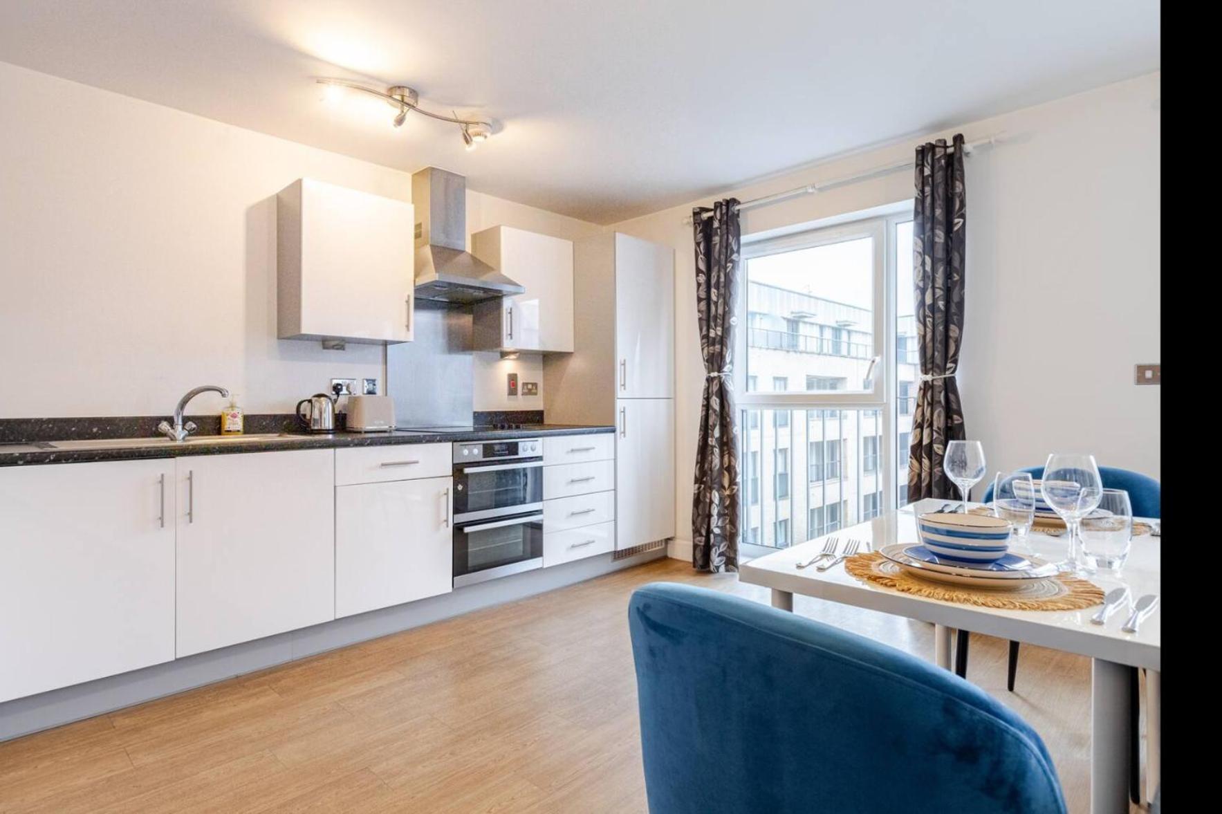 Modern 2 Bed Flat With Balcony, Easy Access Londres