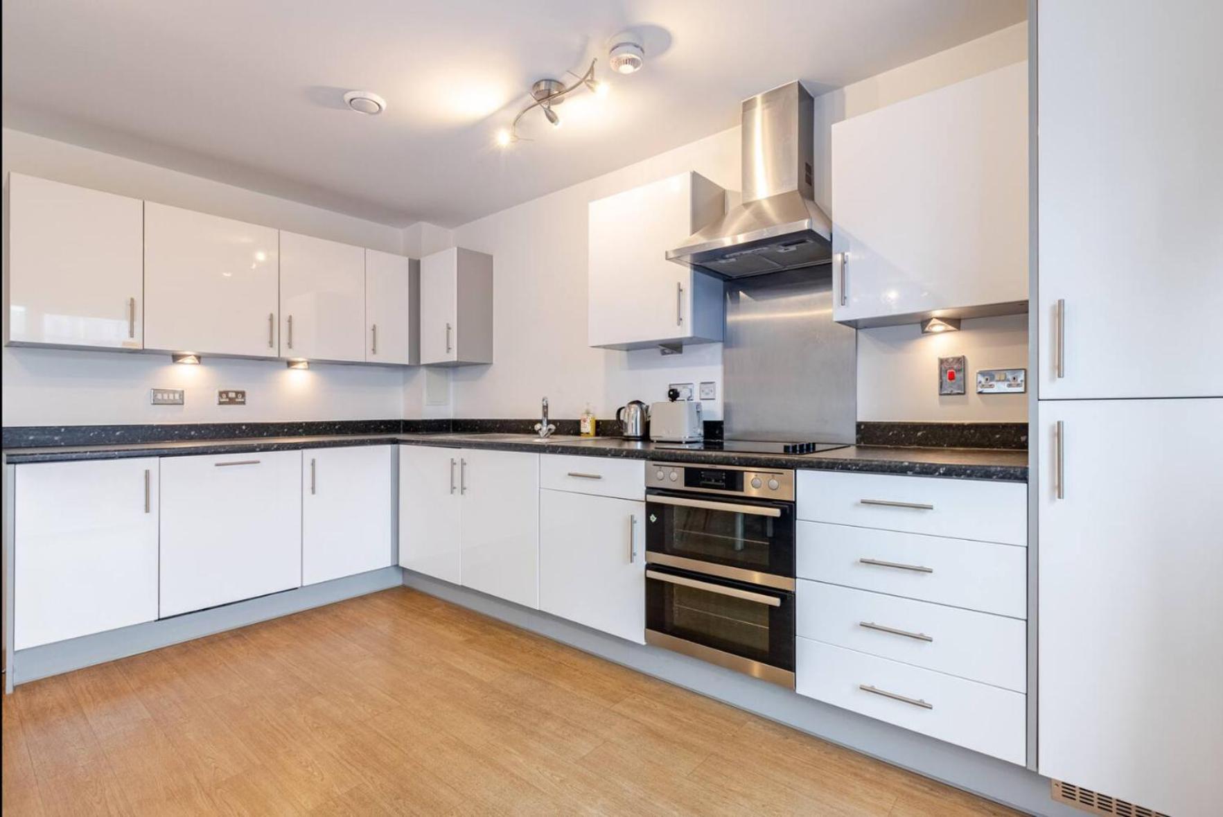 Modern 2 Bed Flat With Balcony, Easy Access * Londres