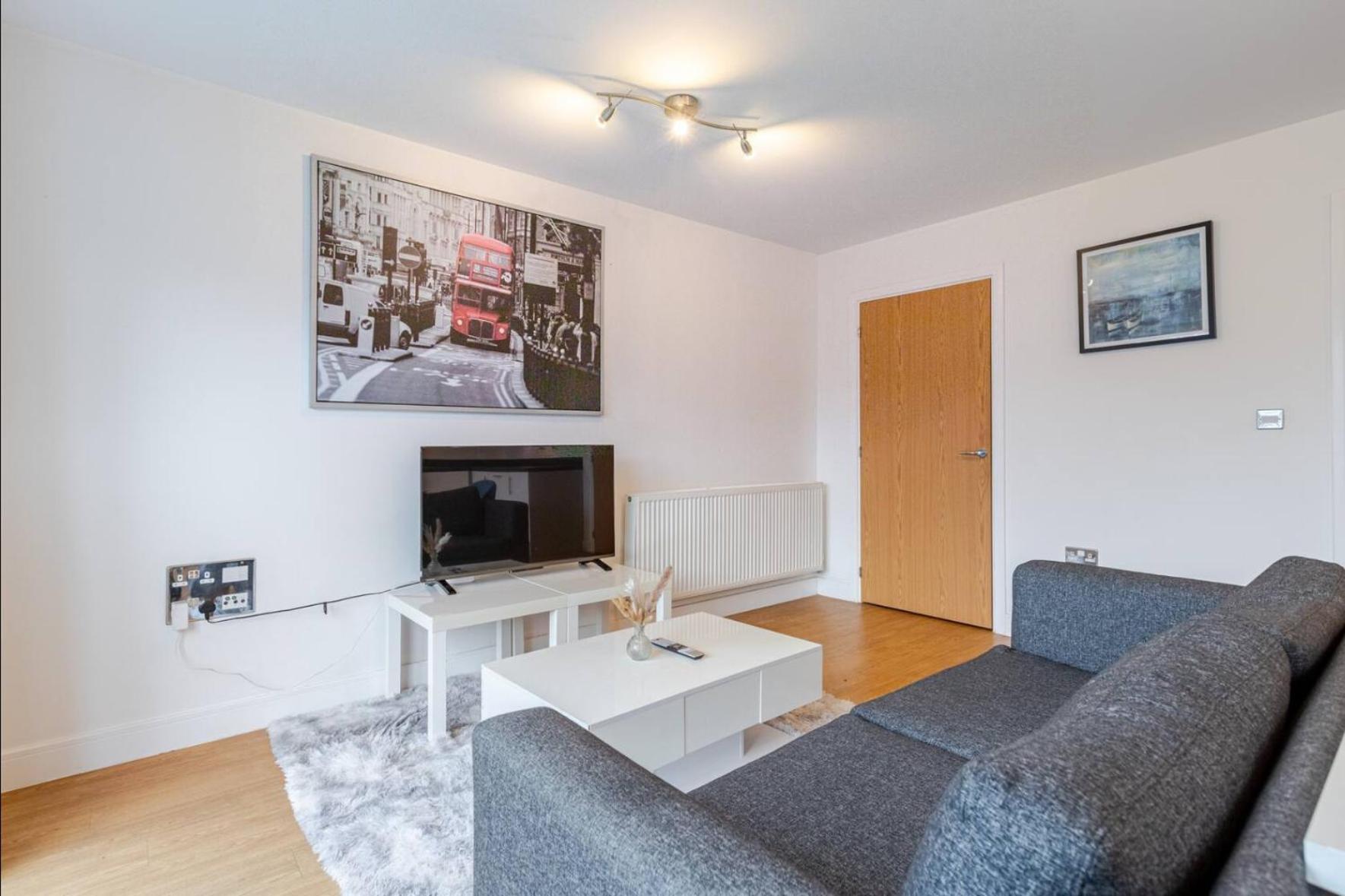 Modern 2 Bed Flat With Balcony, Easy Access Appartement *
